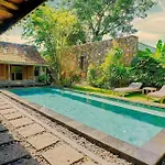 WAHYU Joglo Pool Seminyak Honeymoon Oasis