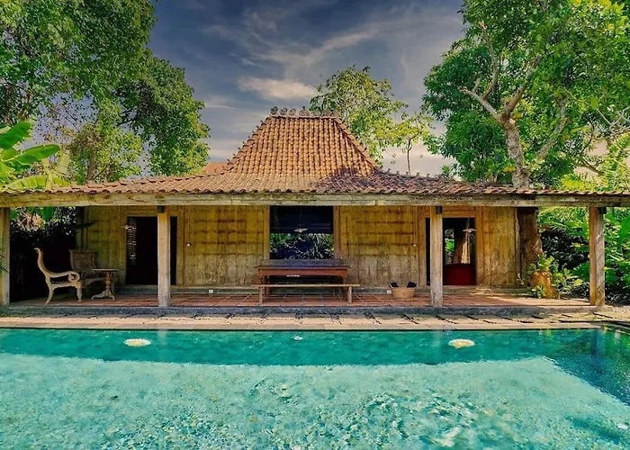 WAHYU Joglo Pool Seminyak Honeymoon Oasis