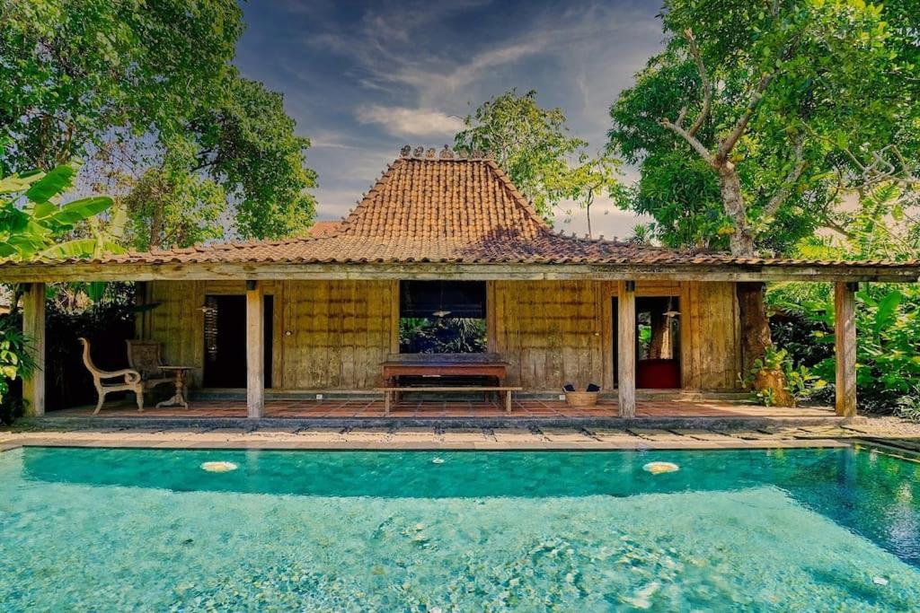 Wahyu Joglo Pool Honeymoon Oasis Villa