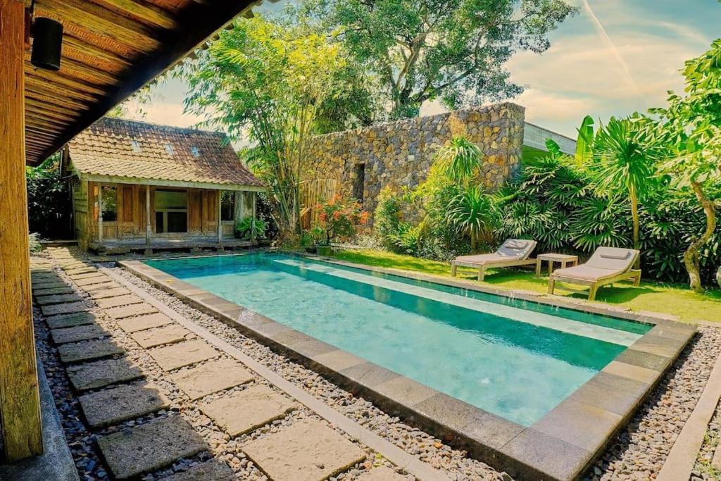 Wahyu Joglo Pool Honeymoon Oasis *